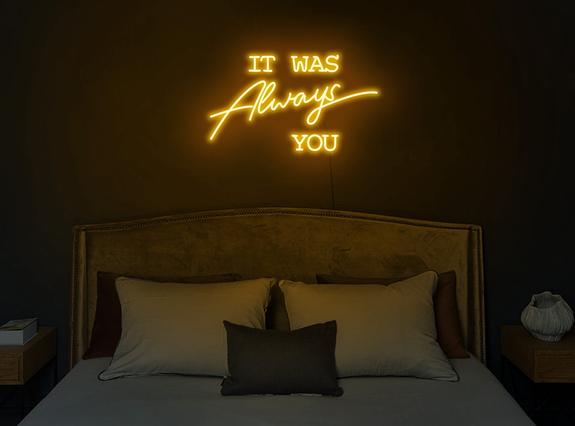 Loving this bedroom vibe, do you? ⁠💖 All our LED neon signs are